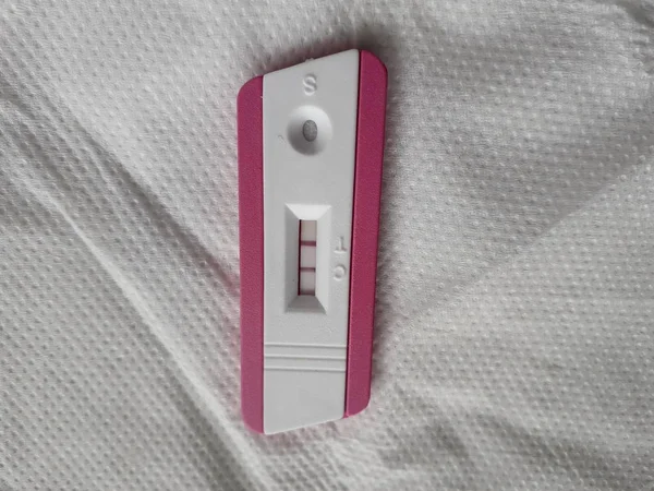 Pregnancy test with positive result — Stock Photo, Image