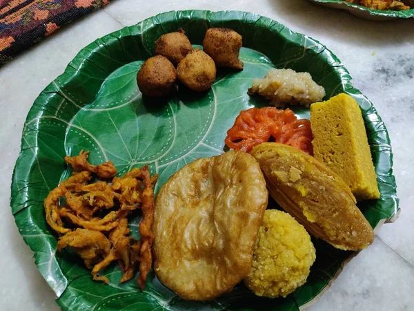 Doces tradicionais indianos no prato para servir — Fotografia de Stock