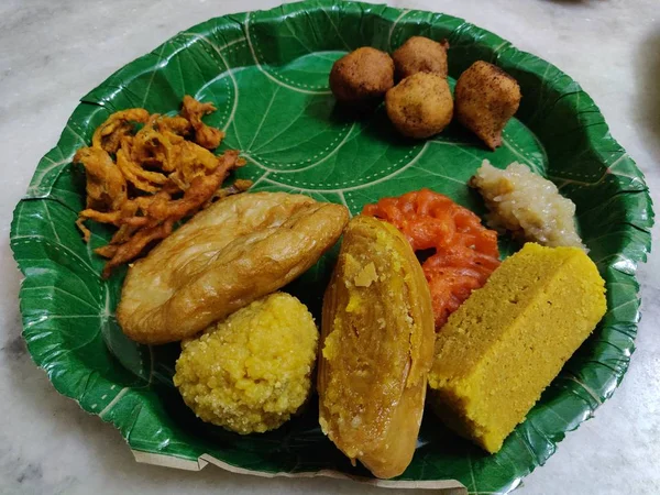 Servis etmek için plaka Hint geleneksel tatlılar — Stok fotoğraf