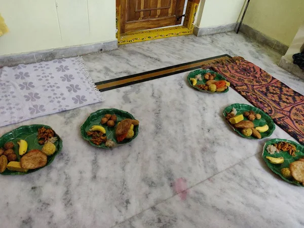 Evde akşam yemeği plakaları Hint geleneksel tarzı — Stok fotoğraf