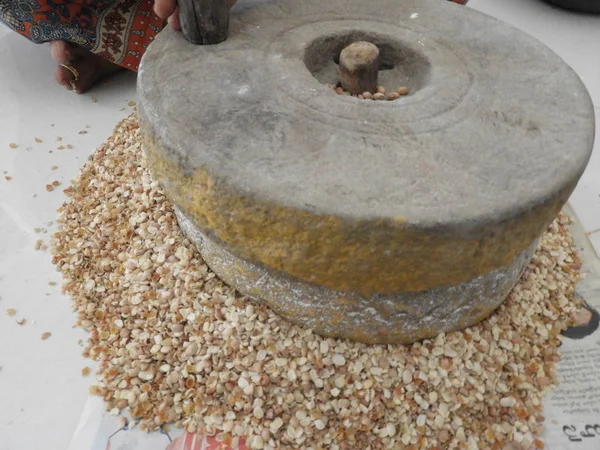 磨牛豌豆与磨石在印度房子 图库图片