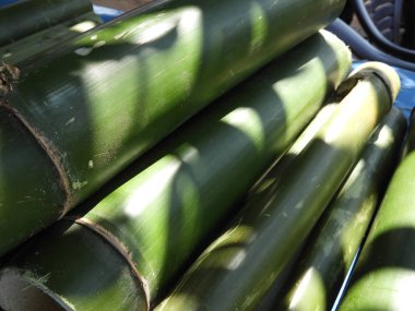 bambu tavuk veya bambu tavuk biryani yapmak için kullanılan bambu parçaları satışa tuttu