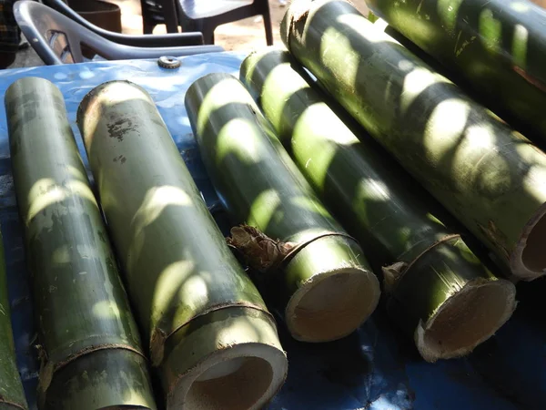 Bambusstücke zur Herstellung von Bambushuhn oder Bambushuhn biryani zum Verkauf aufbewahrt — Stockfoto