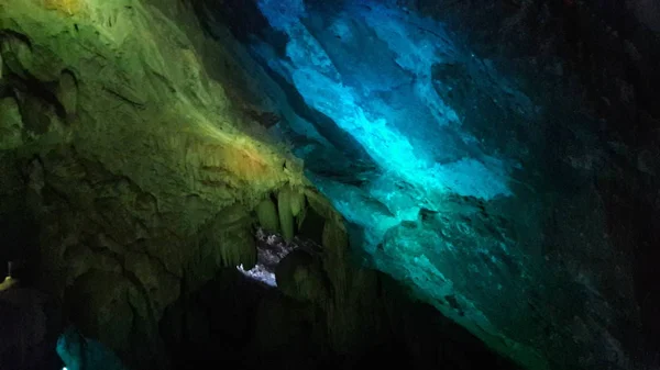 Kolorowe jaskinie borra w dolinie Araku tworzą naturalnie — Zdjęcie stockowe