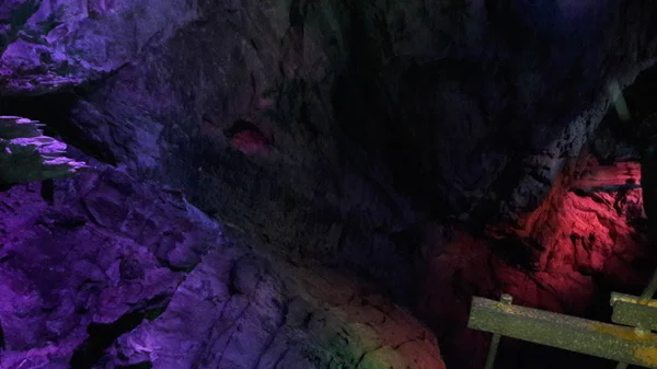 Πολύχρωμα σπήλαια Μπόρρα στην κοιλάδα του αράκου σχηματίζεται φυσικά — Φωτογραφία Αρχείου