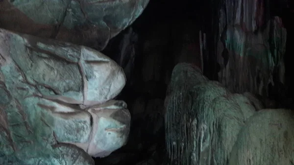 Kolorowe jaskinie borra w dolinie Araku tworzą naturalnie — Zdjęcie stockowe