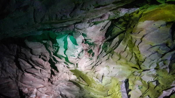 Barevné jeskyně Borra v údolí araku, tvořené přirozeně — Stock fotografie
