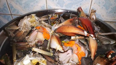 yumurta sarısı ile temizlenmiş çiğ taze yengeçler pişirmeye hazır