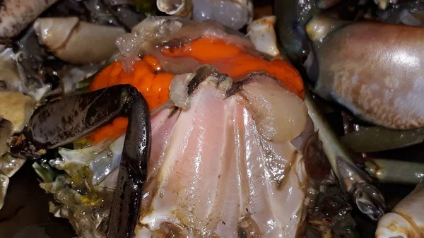 Oczyszczone surowe świeże kraby z jaj żółtko gotowych do gotowania — Zdjęcie stockowe