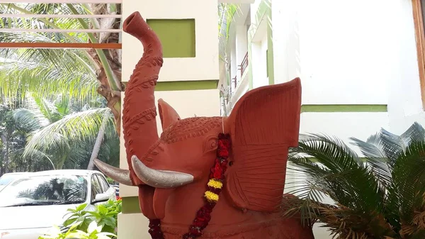 Andhra pradesh turizm beldesi, Andhra pradesh/ Hindistan - 10 Ocak 2019 : Ap turizm beldesinde fil heykeli — Stok fotoğraf