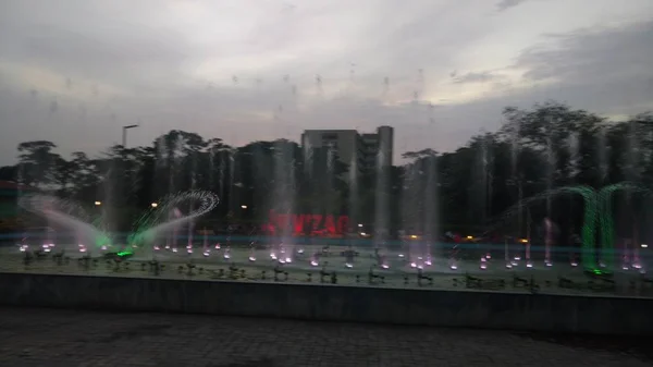 Fontana musicale in Central Park la sera, visakhapatnam — Foto Stock