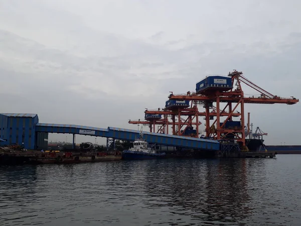 Висакхапатнам, Андхра-Прадеш / Индия - 27 июня 2018 года: порт Висакхапатнам является вторым по величине портом Индии по обработке грузов — стоковое фото