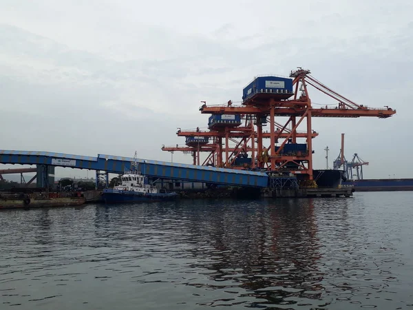 ビシャカパトナム、アンドラプラデシュ/インド - 2018年6月27日 : ビシャカパトナム港はインドで取り扱われる貨物で2番目に大きい港です — ストック写真