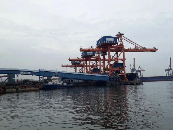 Visakhapatnam, Andhra Pradesh/Indien-27 juni 2018: Visakhapatnam port är en näst största hamn med Last hanteras i Indien — Stockfoto