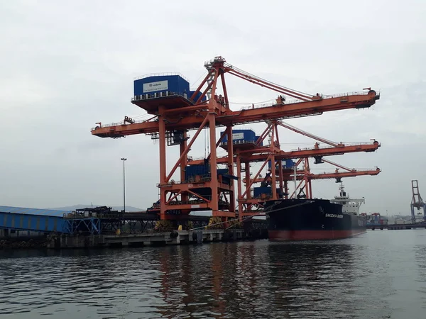 Висакхапатнам, Андхра-Прадеш / Индия - 27 июня 2018 года: порт Висакхапатнам является вторым по величине портом Индии по обработке грузов — стоковое фото