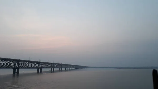 Le plus long pont ferroviaire et routier d'Asie traversant le fleuve Godavari à rajahmundry, en Inde, le soir — Photo