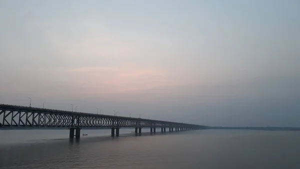 亚洲最长的铁路和公路桥横跨戈达瓦里河在拉贾蒙德里,印度傍晚 — 图库照片