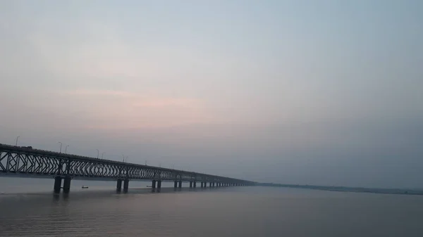 Rajahmundry godavari Nehri boyunca Asya 'nın en uzun demiryolu ve yol Köprüsü, akşam Hindistan — Stok fotoğraf