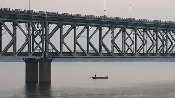 Η μεγαλύτερη σιδηροδρομική και οδική γέφυρα της Ασίας στον ποταμό Γκονταβάρι στο rajahmundry, την Ινδία το βράδυ — Φωτογραφία Αρχείου