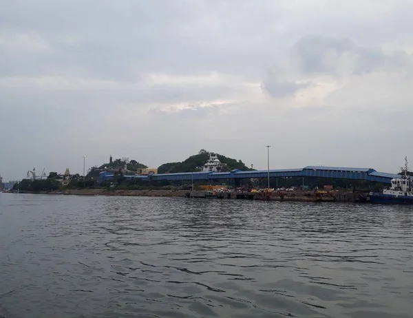 Βιζαχαπατνάμ, αντρι πρπρ/Ινδία-27th Ιουνίου 2018: το λιμάνι Βιζαχαπατνάμ είναι ένα δεύτερο μεγαλύτερο λιμάνι με το φορτίο που χειρίζεται η Ινδία — Φωτογραφία Αρχείου