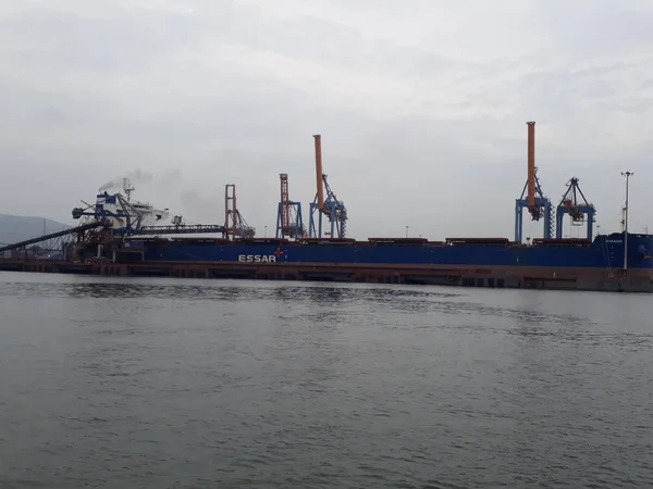 비사카파트남, 안드라 프라데시 / 인도 - 2018년 6월 27일 : 비사카파트남 항은 인도에서 취급되는 화물로 두 번째로 큰 항구입니다. — 스톡 사진