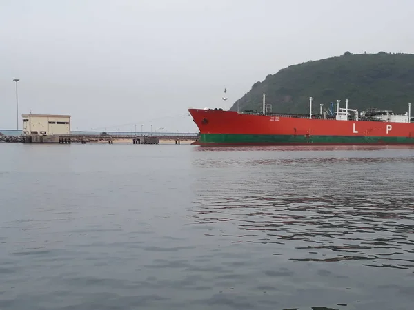 Visakhapatnam, Andhra Pradesh / Inde - 27 juin 2018 : Le port de Visakhapatnam est un deuxième plus grand port de marchandises manutentionnées en Inde — Photo