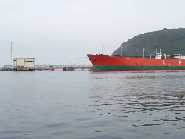 Visakhapatnam, Andhra Pradesh / Inde - 27 juin 2018 : Le port de Visakhapatnam est un deuxième plus grand port de marchandises manutentionnées en Inde — Photo