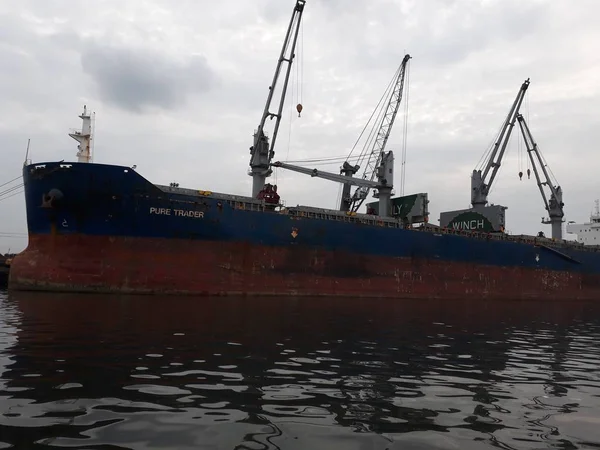 Visakhapatnam, Andhra Pradesh / Inde - 27 juin 2018 : Le port de Visakhapatnam est un deuxième plus grand port de marchandises manutentionnées en Inde — Photo