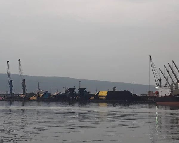 Visakhapatnam, Andhra Pradesh / Inde - 27 juin 2018 : Le port de Visakhapatnam est un deuxième plus grand port de marchandises manutentionnées en Inde — Photo