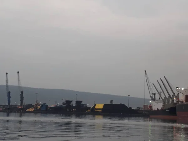 Visakhapatnam, Andhra Pradesh / Inde - 27 juin 2018 : Le port de Visakhapatnam est un deuxième plus grand port de marchandises manutentionnées en Inde — Photo