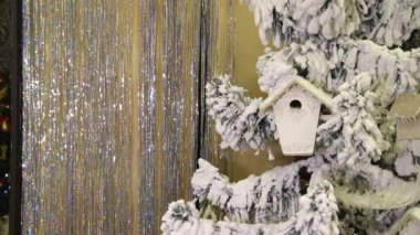 Noel ağacı (beyaz) ile iç içe geçmiş bir kutu dekore edilmiştir. Yakınlarda gelin teli var. Noel ve yeni yıl atmosferik video.
