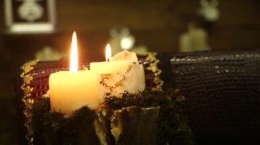 Mumlar yanıyor. Romantik ruh hali. Yeni yıl ya da Noel akşam açıklaması uygun olabilir. Çok atmosferik ve sıcak