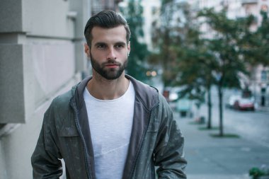 Adam ve şehir. Uzaklıkta açık havada duran süre seyir yakışıklı genç