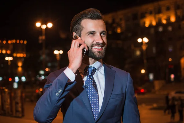 Belo Telefonema Retrato Jovem Bonito Falando Telefone Celular Enquanto Está — Fotografia de Stock