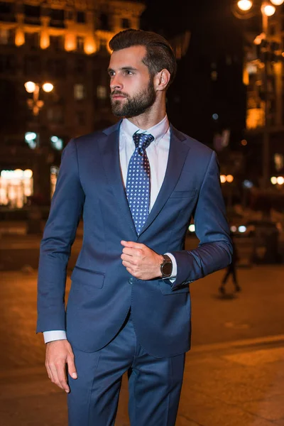 Style Affaires Beau Jeune Homme Regardant Loin Tout Tenant Extérieur — Photo