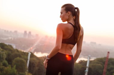 Kentin ruhu hissediyorum. Arka uygun görünümünü genç güzel kadın uzak duran sanayi kenti görünümü karşı seyir spor giyim