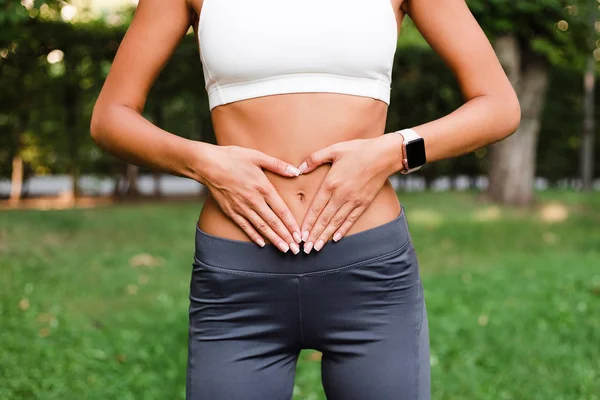 Perfeita Forma Parte Bela Mulher Forma Sportswear Tocando Seu Abdômen Fotos De Bancos De Imagens