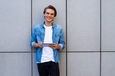 Sevgi dolu teknoloji. Onun touchpad kullanarak ve açık havada duran süre gülümseme ile kameraya bakarak yakışıklı delikanlı