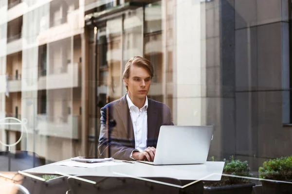 Επιχειρήσεων Και Την Πόλη Όμορφος Νεαρός Άνδρας Χρησιμοποιώντας Laptop Του — Φωτογραφία Αρχείου