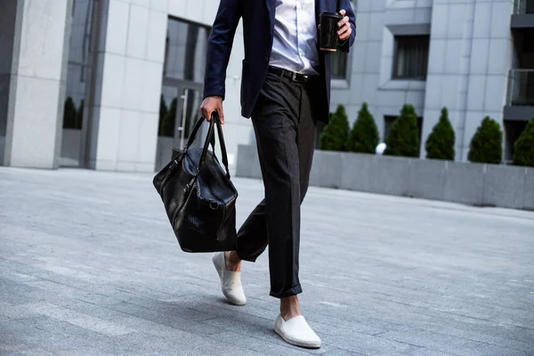 Manhã Elegante Parte Jovem Elegante Carregando Sua Bolsa Segurando Xícara Fotos De Bancos De Imagens