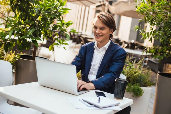 Adorava Trabalho Dele Bonito Jovem Usando Seu Laptop Com Sorriso Imagens De Bancos De Imagens