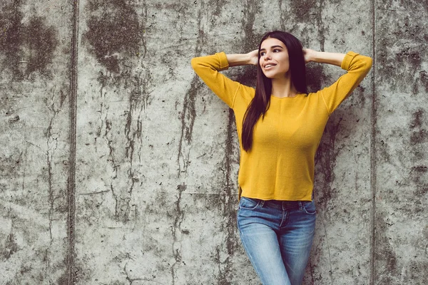 Onun Ruh Hali Zevk Güzel Genç Kadın Uzak Duran Beton Telifsiz Stok Fotoğraflar