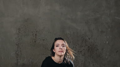 Güzel dansçı kız ona su sıçramalarına ile su yağmur altında olay yerinde bir sıçrama yapar. Modern dans. Çağdaş dans solo