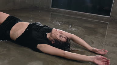 Siyah seksi vücut takım kadında ıslak youn stüdyo ışık ve su yağmur ile katta dans ediyor. Damla su, yağmur, modern dans