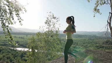 Çalışan - kız atlet orman yolu dağlarda koşu. Beyaz kadın spor fitness modeli atlet alanı ülke yarış çapraz için eğitim çalıştıran uygun. Gün batımı, atletik çalışan kız