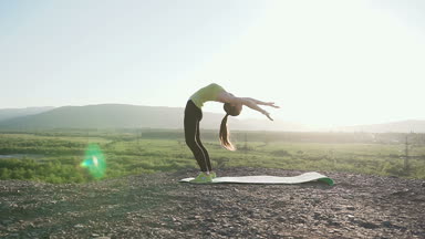 Şirin uygun genç kadın bir doğa germe Isınma yapıyor. Spor fitness. Yoga jimnastik. Esneklik eğitim egzersiz. Ritmik Jimnastik kız yapar içinde germe ısınma açık park