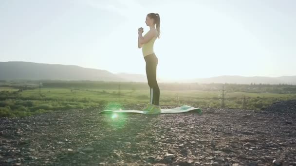 Ung vacker sport kvinna gör sport i övre berg över floden på sunrise, morgon övningar, hälsosam livsstil, träna, gör sit-ups — Stockvideo