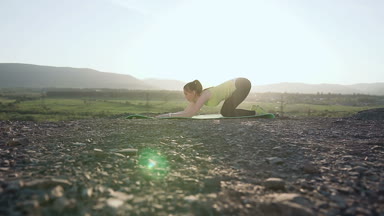 Yoga, meditasyon - jimnastik kız olun forest yakınındaki nehrin arka planda dağın tepesine eğitim egzersiz. Esneklik eğitim egzersiz. Uygun genç kadın içinde germe ısınma gündoğumu veya günbatımı açık