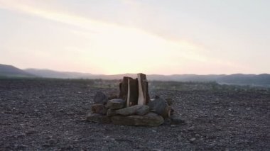 Turuncu alevler, ateşle yanan kül şömine ormanda Kızıl kor parlak kıvılcımlar ve sıcak ızgara geleneksel boş zaman rahatlatıcı duman. Tatil açık hava etkinliği. Açık rekreasyon