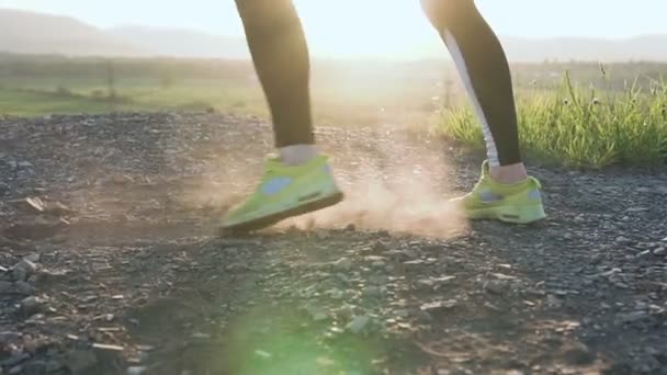 Close-up. Jonge vrouw bokser doen oefeningen voor de benen. Duurtraining voor een bokser, u alleen zien de voeten. Groene sportschoenen — Stockvideo